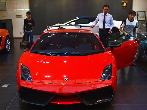 Trung Quốc lại "dậy sóng" vụ một lãnh đạo cao cấp bị giáng chức vì con trai chết trong vụ tai nạn xe Ferrari cùng một phụ nữ khỏa thân