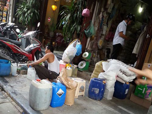 Mua axit dễ như rau, bao nhiêu cũng có