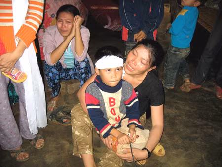 Người dân phải sống trong cảnh nước mắt và đói khát do lũ. Ảnh: Giadinh.net