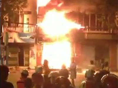 Lửa cháy ngùn ngụt tiệm đệm mút, 5 người chết