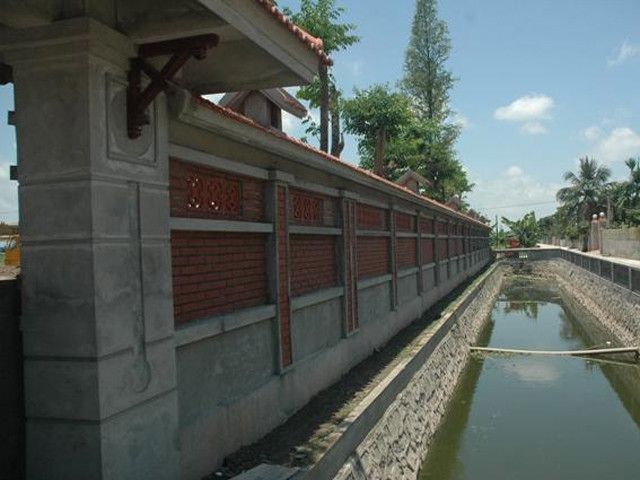 Khu vườn hoành tráng của con Bí thư Tỉnh ủy có hào sâu cách biệt với bên ngoài. Ảnh: Internet