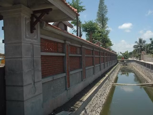 Khu vườn hoành tráng của con Bí thư Tỉnh ủy có hào sâu cách biệt với bên ngoài. Ảnh: Internet