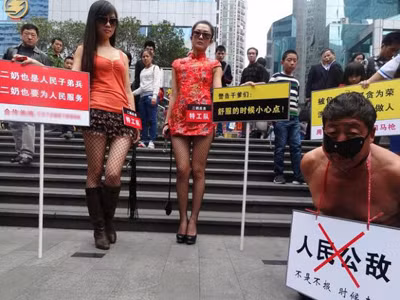 Bố nhí tụ tập đấu tố tham quan