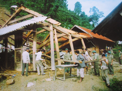 Tình người trên 'mắt chốt'