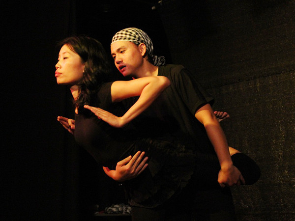 'Người lạ' có lạ?