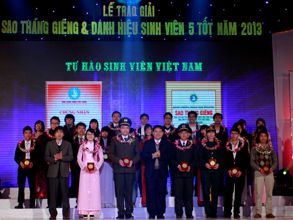 Trao giải thưởng Sao Tháng giêng cho 100 sinh viên