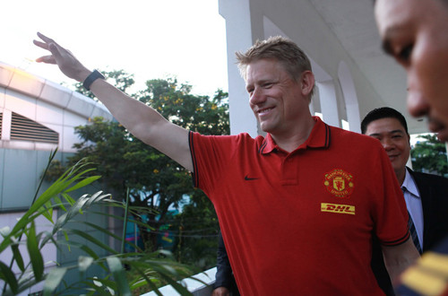 CĐV Việt Nam náo nhiệt cùng thủ môn huyền thoại Peter Schmeichel