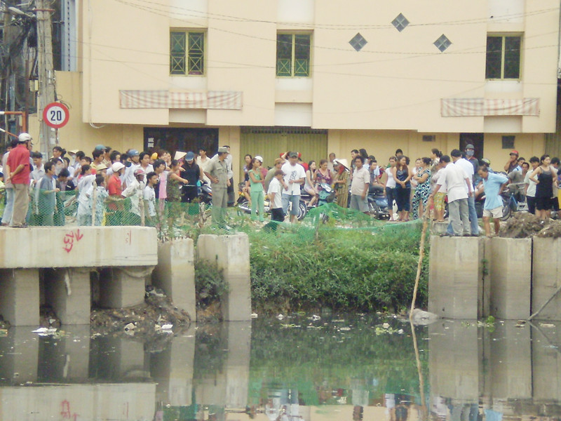 Dự án VSMT thiếu rào chắn khiến một trẻ em rơi xuống kênh Ảnh: HT