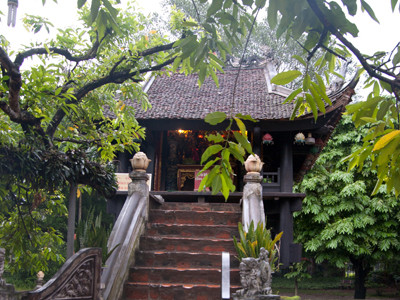 Tượng Phật vẫn ...đội nón ở chùa Một Cột