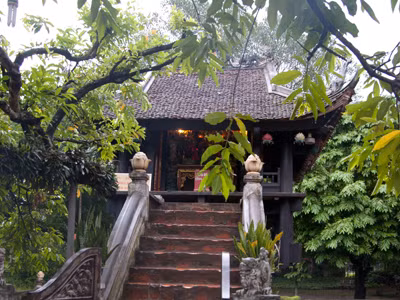 Tượng Phật vẫn ...đội nón ở chùa Một Cột