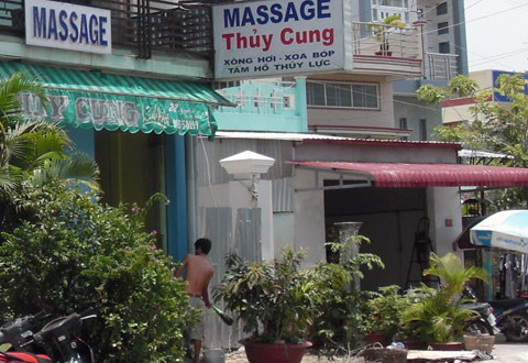 Đề nghị kỷ luật cán bộ đi massage, coi bói