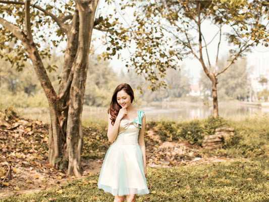 Bảo Anh dạo chơi trên đồng cỏ