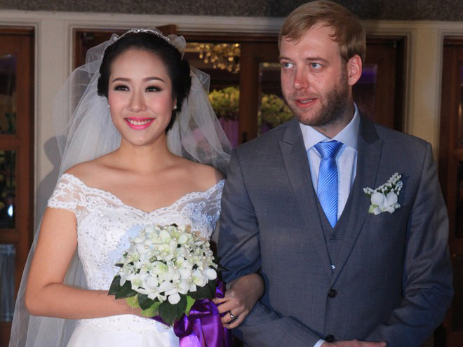 Chú rể Tây hát tiếng Việt, cô dâu Ngô Phương Lan khóc