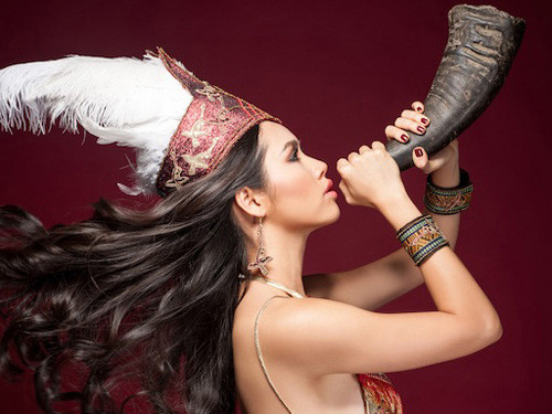 Hoàng My 'lội ngược dòng' tại tiệc đấu giá từ thiện