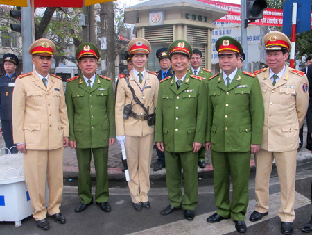 Các đồng chí lãnh đạo Bộ Công an, CATP Hà Nội đi kiểm tra thực tế công tác triển khai lực lượng bảo đảm trật tự, an toàn giao thông tại một số chốt giao thông trọng điểm