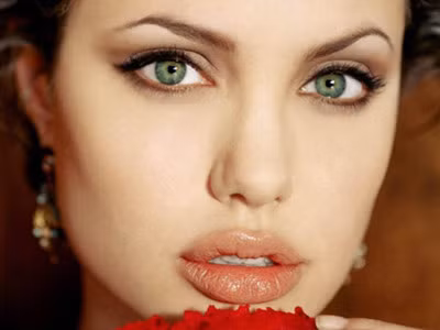 Trang điểm gợi cảm như Angelina Jolie