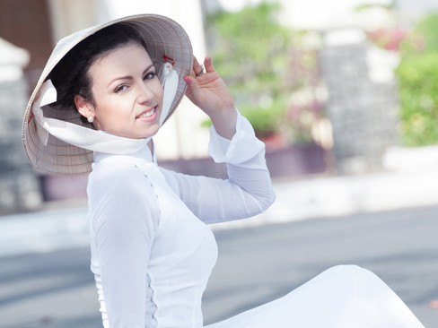 Trương Thế Vinh tình tứ ôm bạn nhảy trên phố