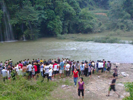 Đông đảo người dân đến theo dõi công cuộc tìm kiếm thi thể bốn nạn nhân bị đuối nước ở suối Mưa Rơi. Ảnh: CTV