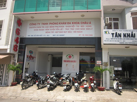 Tám 'bác sĩ' Trung Quốc cởi áo chạy tán loạn, chốt cửa cố thủ