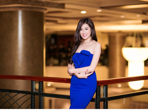Á hậu Tú Anh gợi cảm với váy xanh ở dạ tiệc