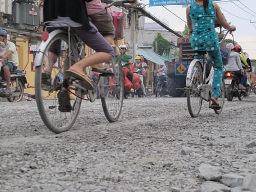 Rơi khỏi xe máy, bé gái bị xe tải cán chết