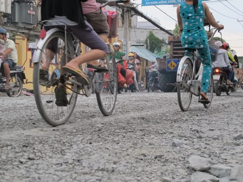 Rơi khỏi xe máy, bé gái bị xe tải cán chết