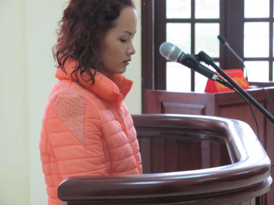 Nữ 'thương gia' xinh đẹp buôn tiền giả