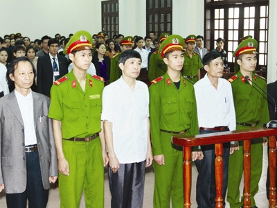 Các bị cáo tại tòa sáng 8/4