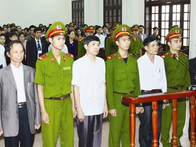 Các bị cáo tại tòa sáng 8/4