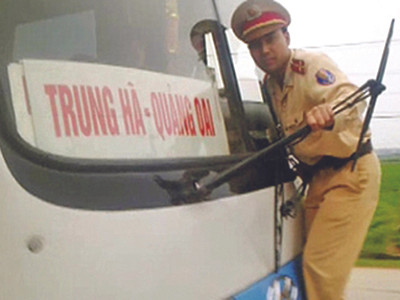 Không khuyến khích CSGT nhảy nắp ca-pô