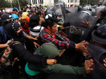 Giáo viên đụng độ với cảnh sát trong cuộc biểu tình phản đối cải cách giáo dục