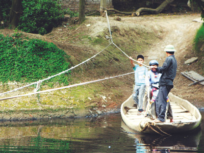 'Đu dây' qua sông Nhuệ ở Hà Nội