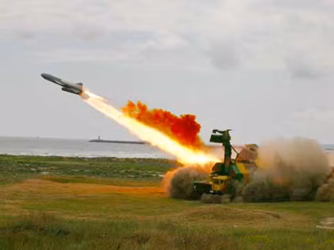 Những 'lá chắn thép' trên bờ biển Việt Nam