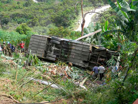 Xe tải lao xuống vực sâu 300m, 3 người tử vong