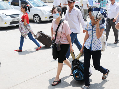 Sĩ tử đội nắng, vật vã về quê