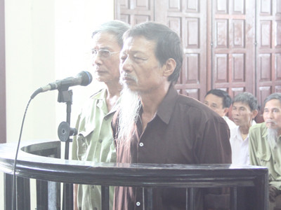 Hai ông lão to tiếng nhận 14 tháng tù