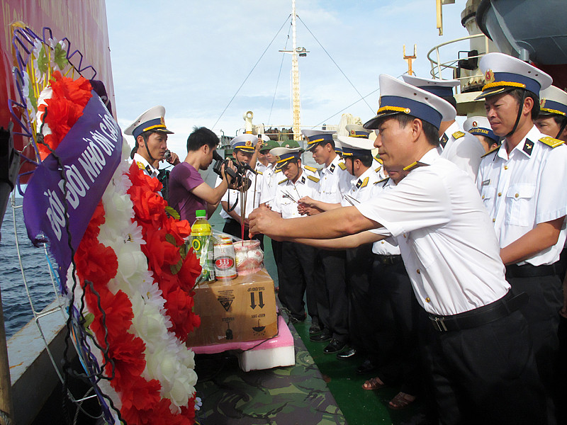 Tưởng niệm các liệt sĩ hải quân Trường Sa