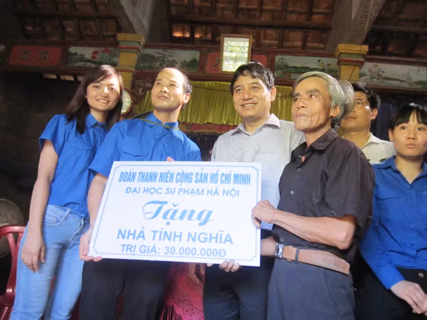 Anh Nguyễn Đắc Vinh tặng quà và 30 triệu đồng xây nhà tình nghĩa cho thương binh 4/4 Nguyễn Ngọc Sự ở Tân Mỹ, Hải Lệ, TX Quảng Trị; thăm và tặng quà Bà mẹ VNAH Ngô Thị Khướu ở Như Lệ, Hải Lệ, Quảng Trị