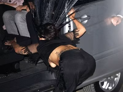 Lady Gaga lộ hàng vì phụ kiện ‘độc’