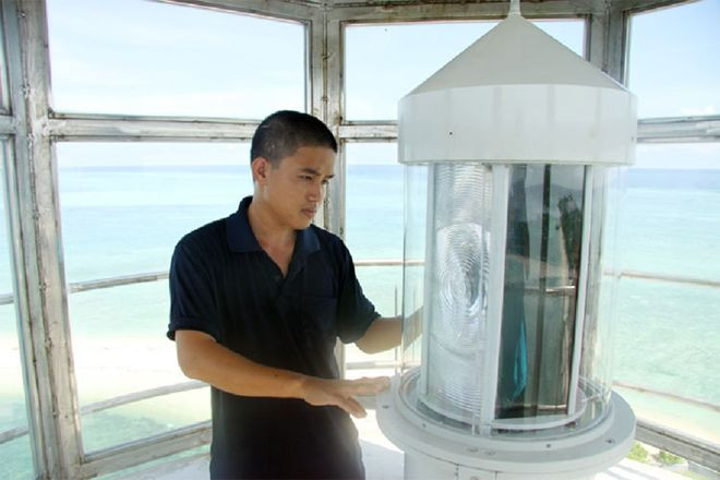 Chàng trai trẻ gác đèn ở Nam Yết