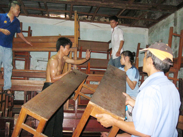 Giáo dân ở giáo xứ Xây Dựng dọn chỗ đón thí sinh Ảnh: Quang PhươngƯ