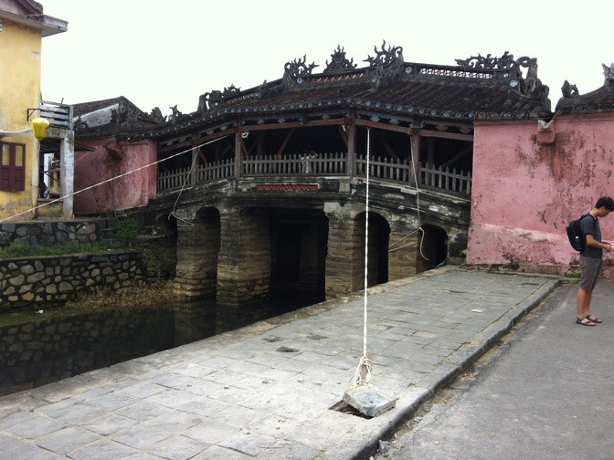 Ảnh từ CNN: Căng dây bảo vệ Cầu Chùa ở Hội An