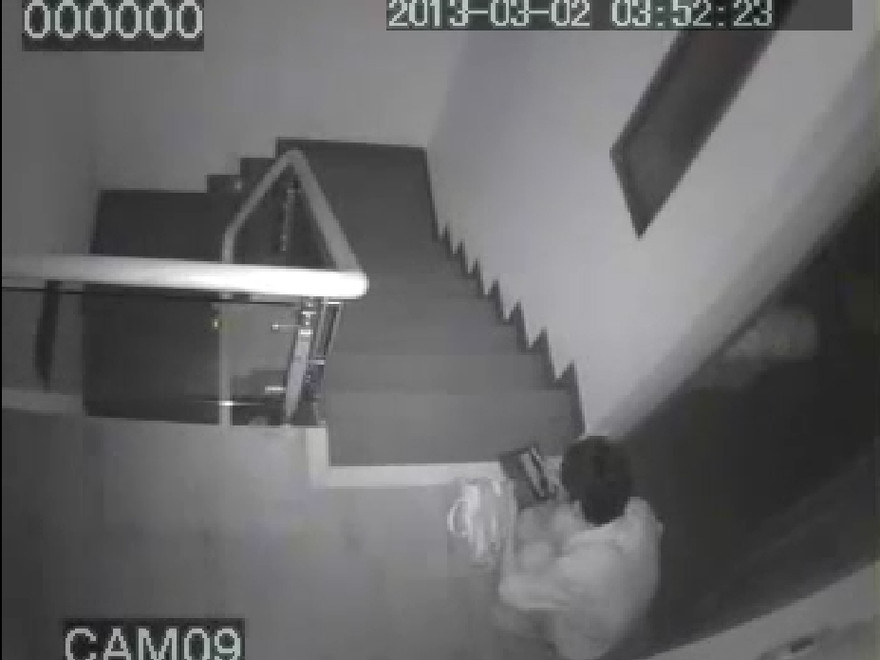 Trộm vào nhà giám đốc, ngồi... đếm tiền