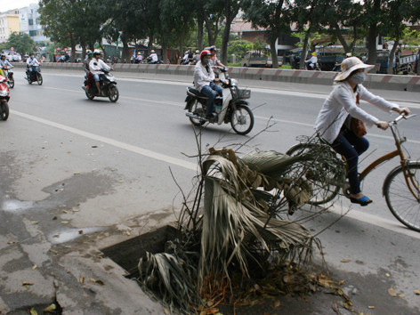 Hố “tử thần” rình rập người dân