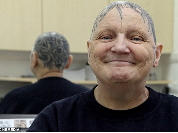 Cụ bà 60 xăm cả đầu trọc