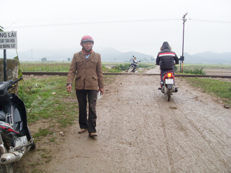 Ông Bàng vừa thoát chết hy hữu trên đường ngang dân sinh Ảnh: Xuân Bảy