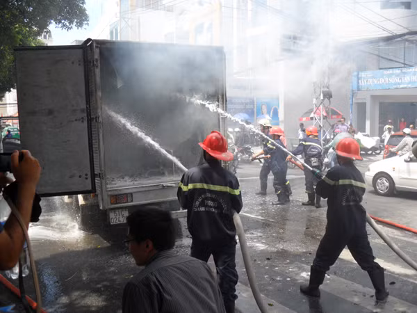 Xe tải đang chạy, bốc cháy dữ dội