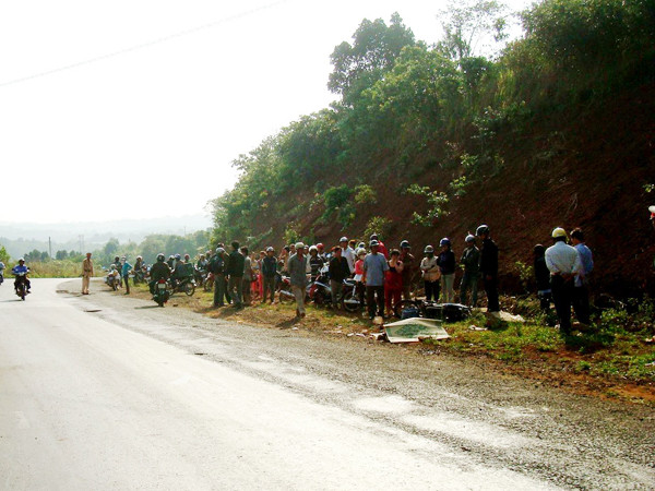 Ô tô tông xe máy, hai người thương vong