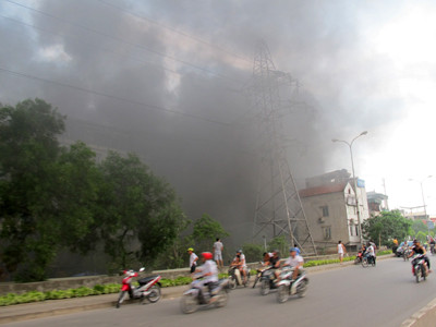Khói đen bốc lên nghi ngút khiến nhiều người đi đường hoảng loạn
