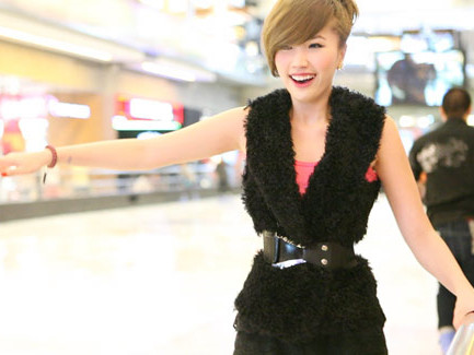 Bảo Thy khoe tài trượt băng